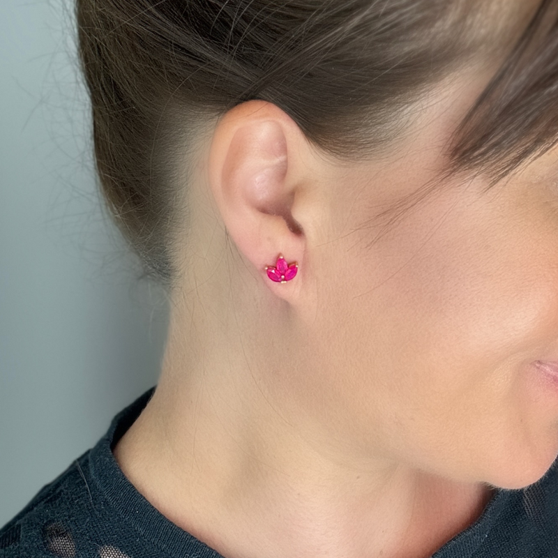 YNES MINI øreringe, fuchsia kalcedon og 18K forgyldt sterling sølv.