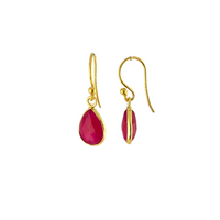 EDEN tiny drops øreringe, fuchsia kalcedon og 18K forgyldt sterling sølv.